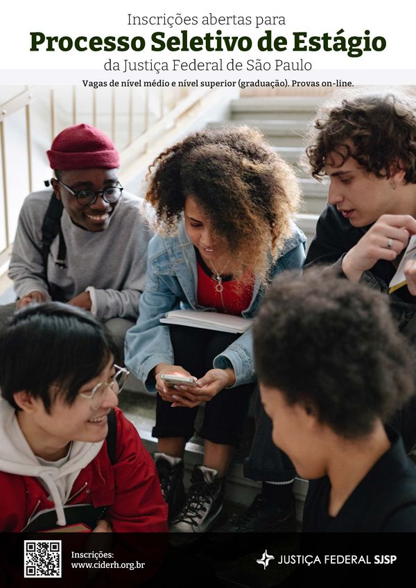 Grupo de jovens sentado em escada, com cadernos e pesquisando no celular