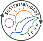 #ParaTodosVerem – Dentro de um círculo, há o desenho de uma folha verde estilizada, com uma linha azul ondulada abaixo dela. Acima, há o contorno de um sol laranja e, à esquerda, um círculo roxo menor. Ao redor da imagem, está escrito “Sustentabilidade JFSP”, com duas setas pretas apontando no sentido horário uma atrás da outra.